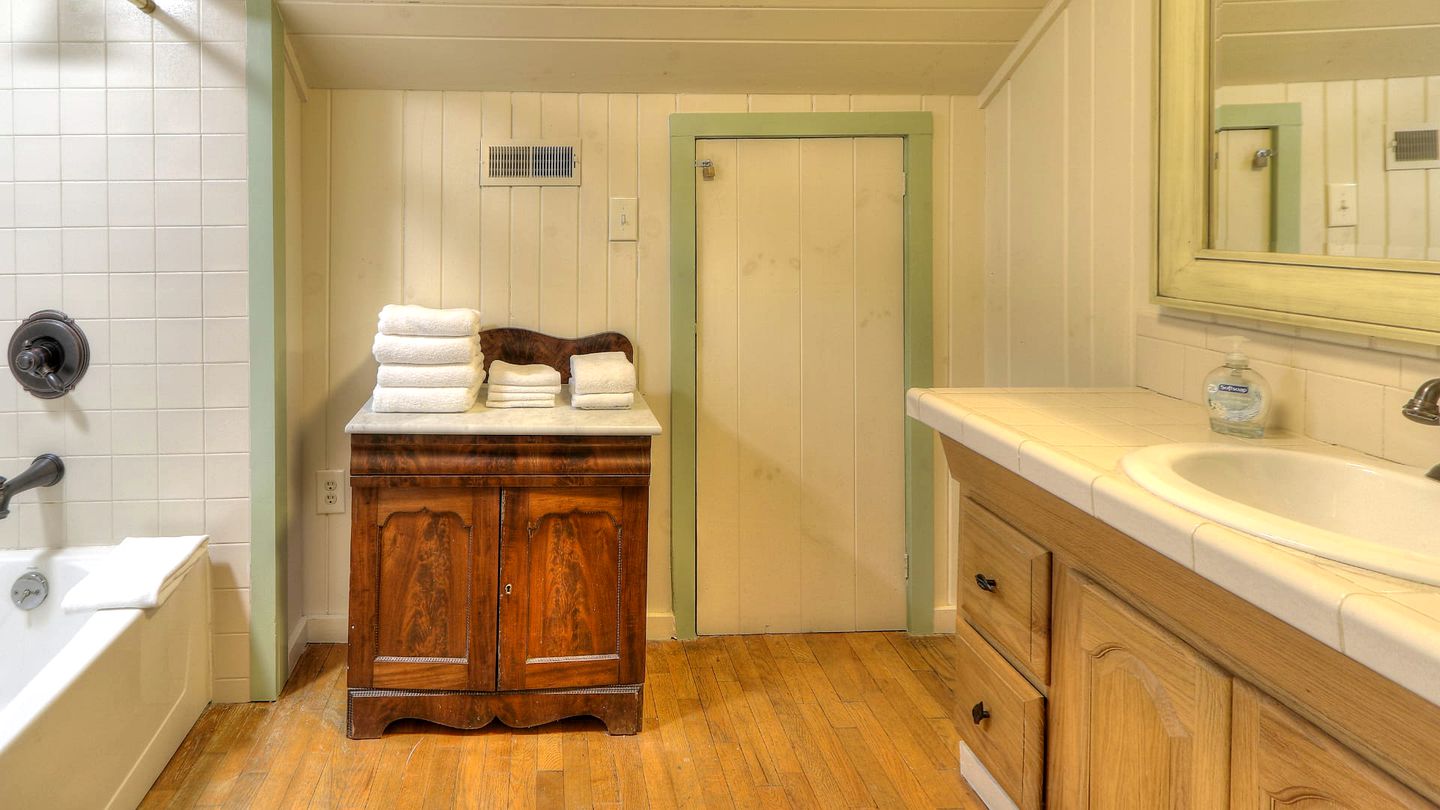 Nature's Hideaway: Cabin Retreat to Unwind from Gatlinburg's Crowds