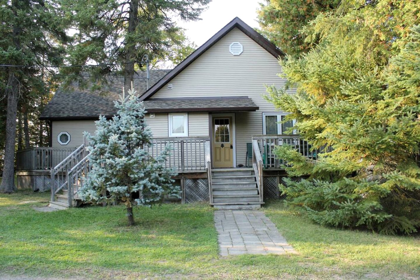 Spacious Family Cottage with Stunning Sunset Views on Sturgeon Lake, Near Bobcaygeon, Ontario