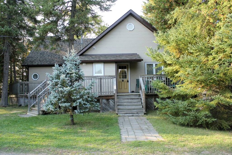 Spacious Family Cottage with Stunning Sunset Views on Sturgeon Lake, Near Bobcaygeon, Ontario