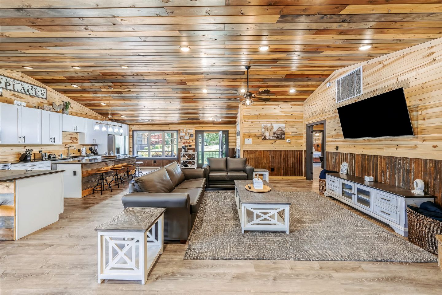 Rustic Farmhouse-Style Cabin with Hot Tub in Sevierville, Tennessee, near the Smoky Mountains