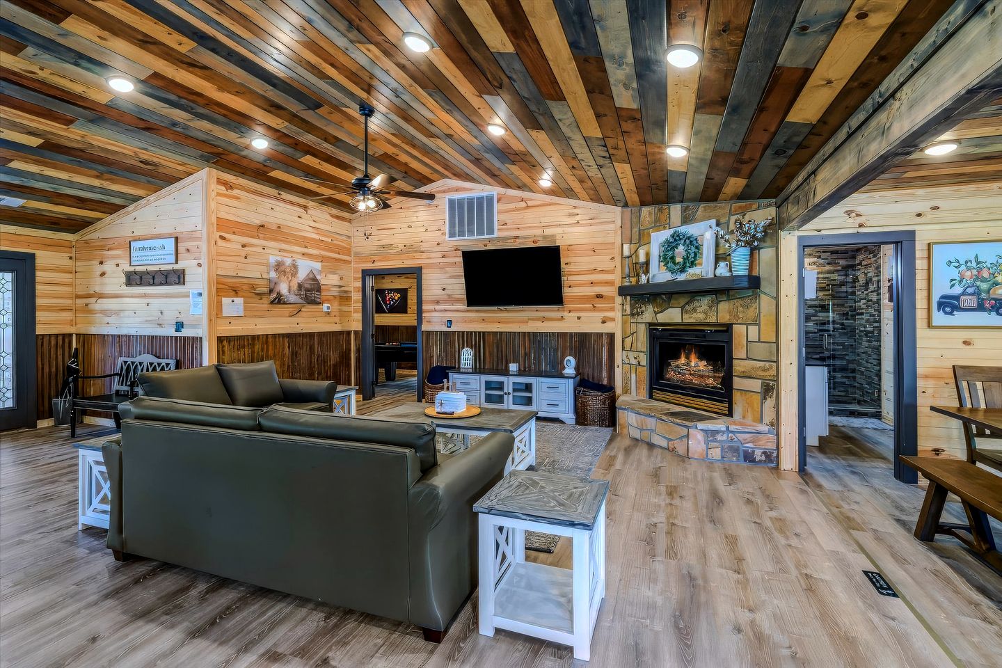 Rustic Farmhouse-Style Cabin with Hot Tub in Sevierville, Tennessee, near the Smoky Mountains