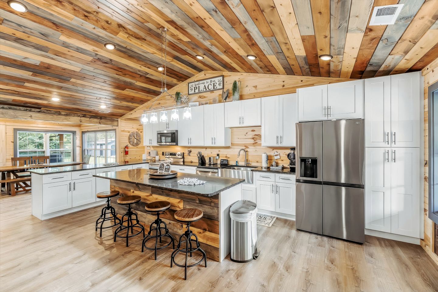 Rustic Farmhouse-Style Cabin with Hot Tub in Sevierville, Tennessee, near the Smoky Mountains