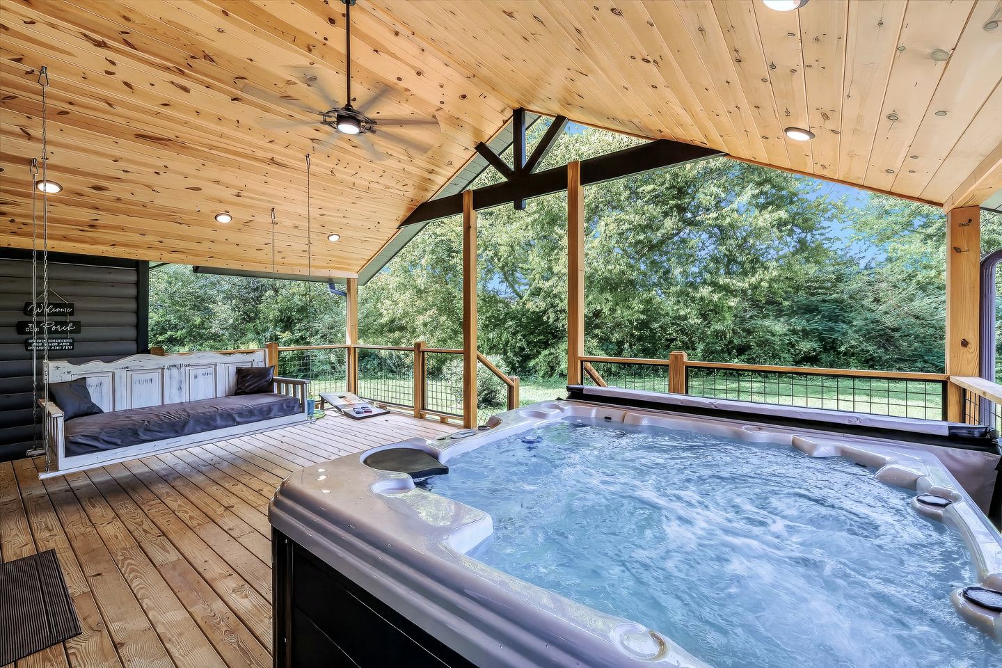 Rustic Farmhouse-Style Cabin with Hot Tub in Sevierville, Tennessee, near the Smoky Mountains