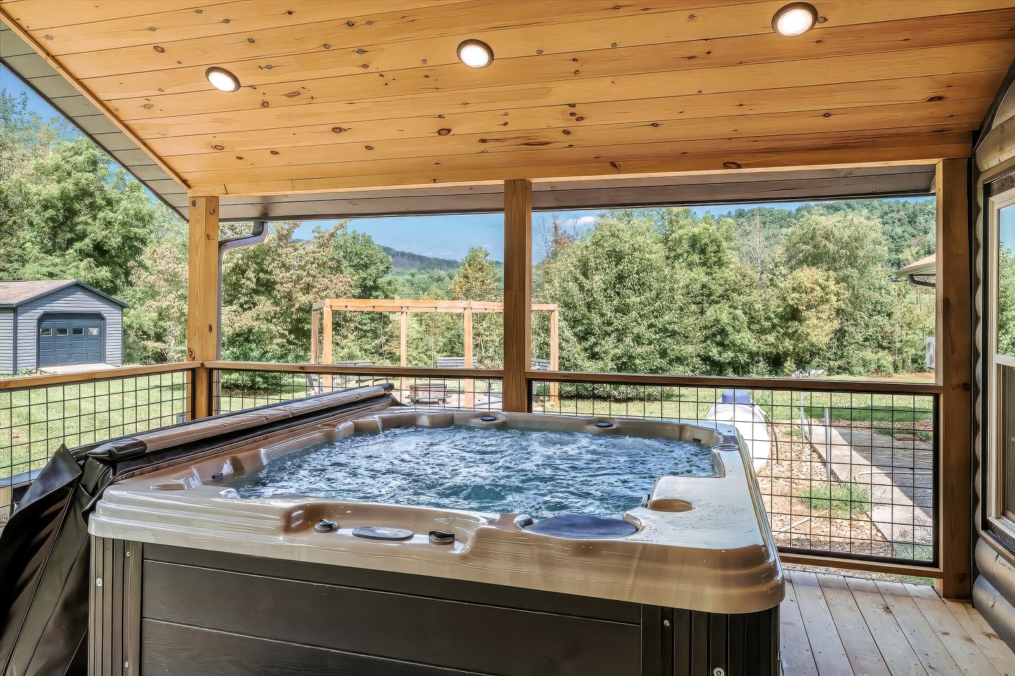 Rustic Farmhouse-Style Cabin with Hot Tub in Sevierville, Tennessee, near the Smoky Mountains