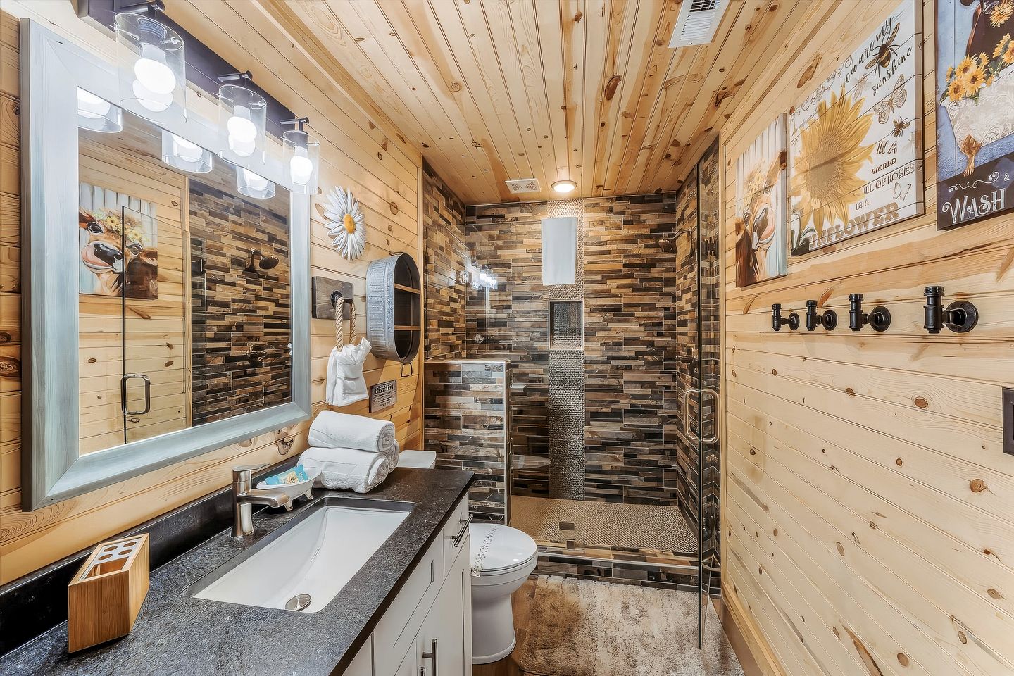 Rustic Farmhouse-Style Cabin with Hot Tub in Sevierville, Tennessee, near the Smoky Mountains