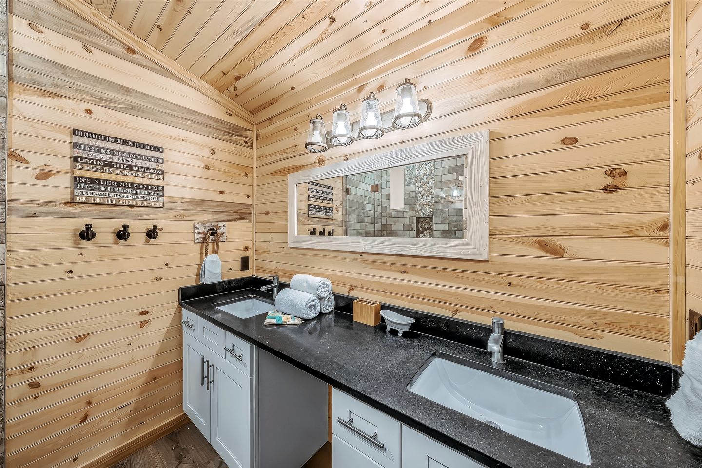 Rustic Farmhouse-Style Cabin with Hot Tub in Sevierville, Tennessee, near the Smoky Mountains