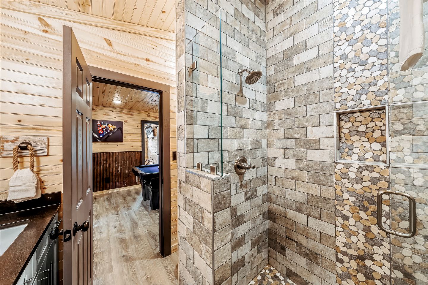 Rustic Farmhouse-Style Cabin with Hot Tub in Sevierville, Tennessee, near the Smoky Mountains