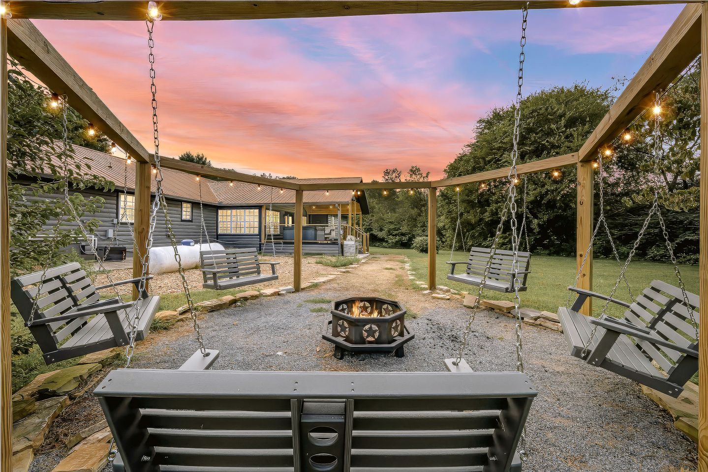Rustic Farmhouse-Style Cabin with Hot Tub in Sevierville, Tennessee, near the Smoky Mountains