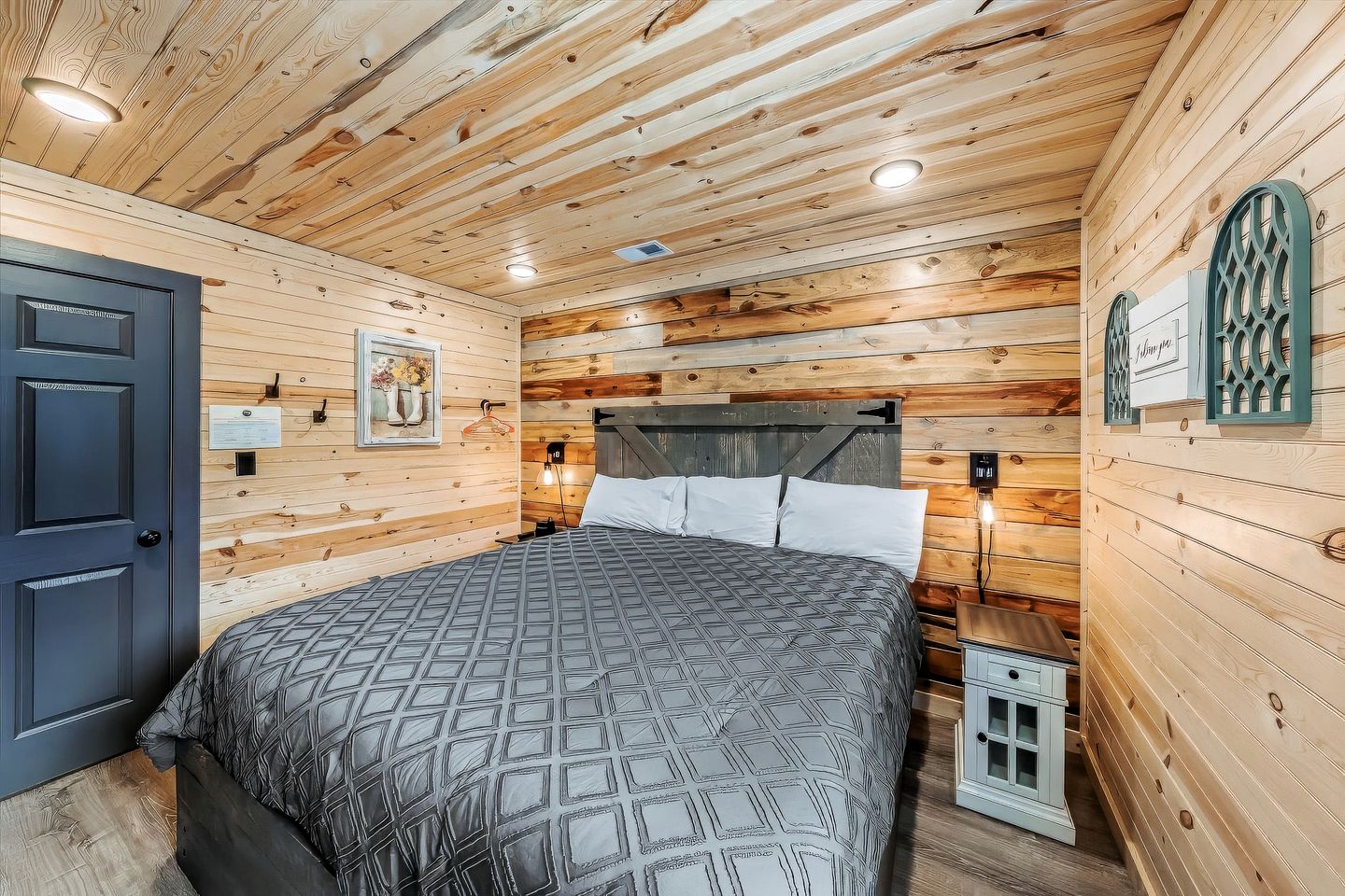 Rustic Farmhouse-Style Cabin with Hot Tub in Sevierville, Tennessee, near the Smoky Mountains