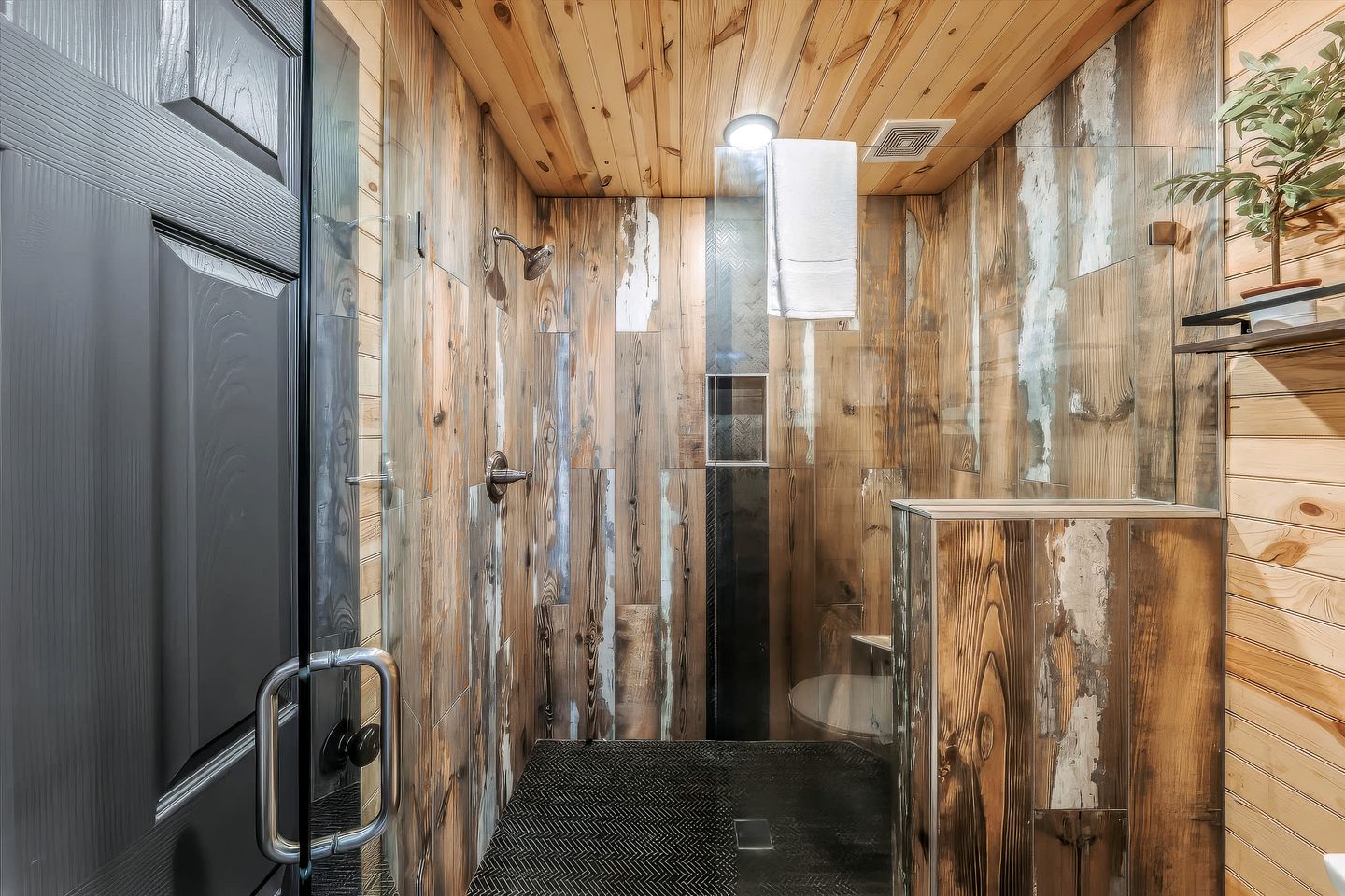 Rustic Farmhouse-Style Cabin with Hot Tub in Sevierville, Tennessee, near the Smoky Mountains