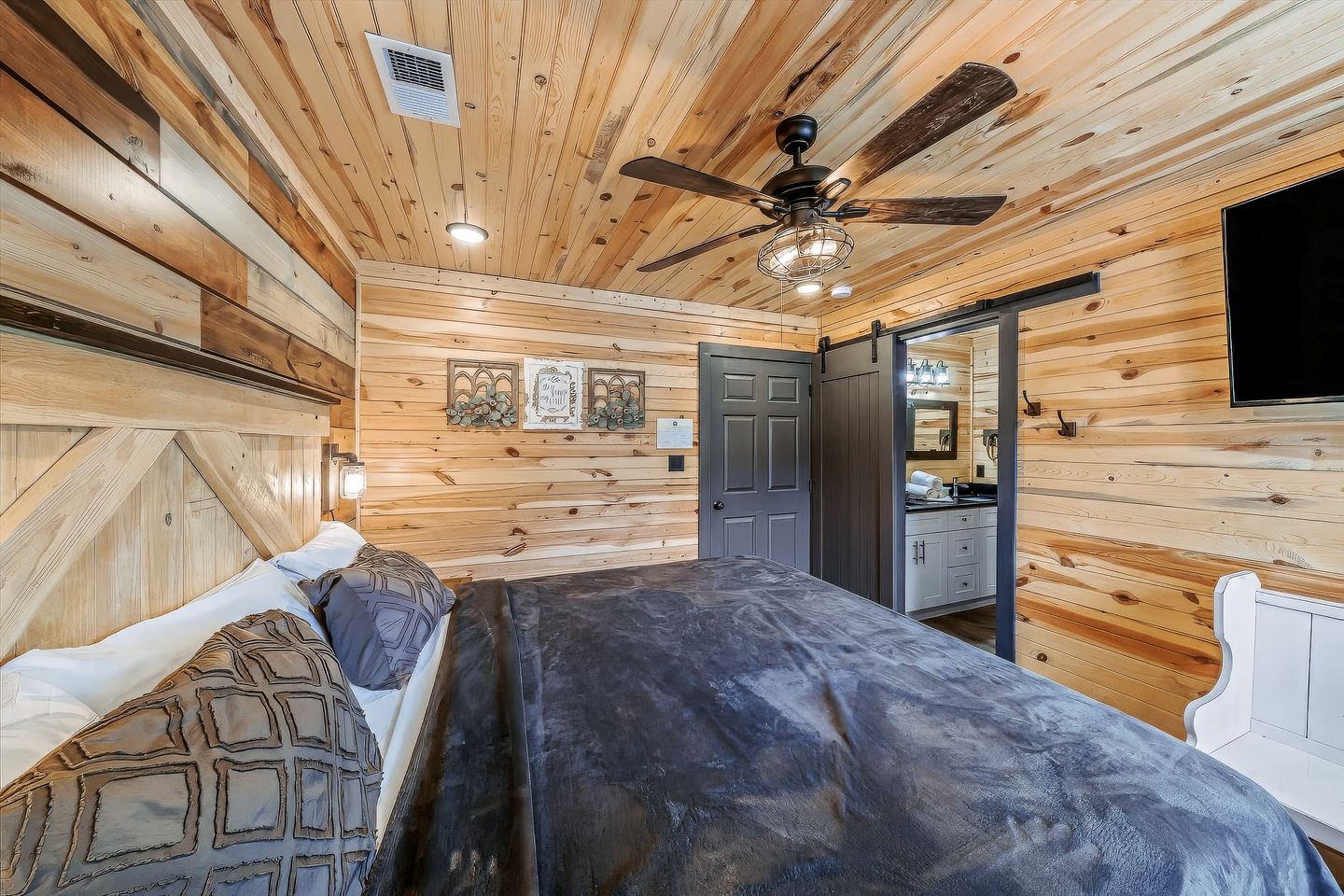 Rustic Farmhouse-Style Cabin with Hot Tub in Sevierville, Tennessee, near the Smoky Mountains