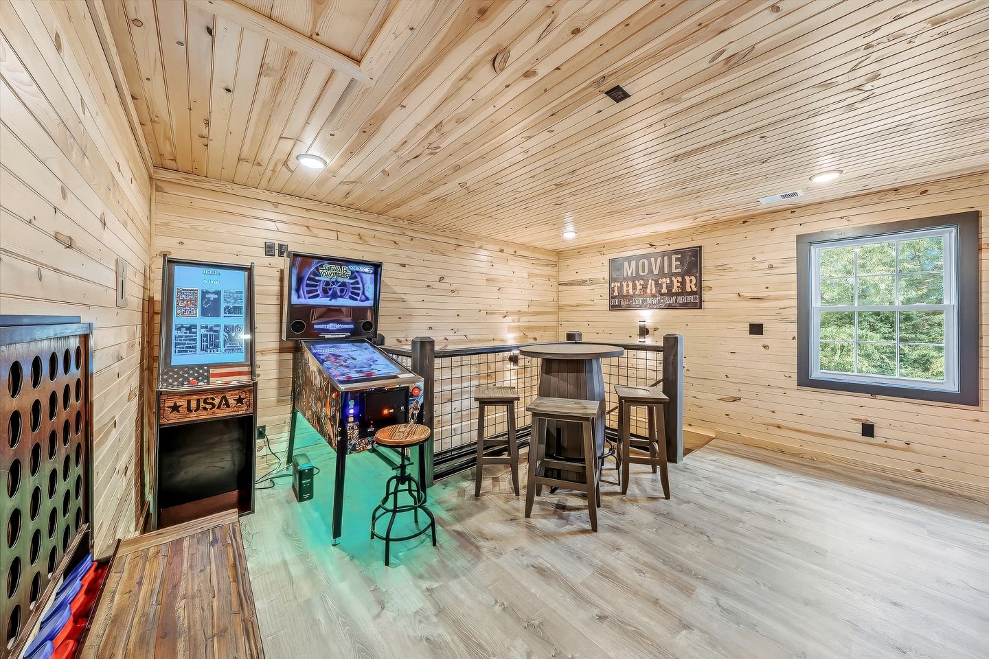 Rustic Farmhouse-Style Cabin with Hot Tub in Sevierville, Tennessee, near the Smoky Mountains