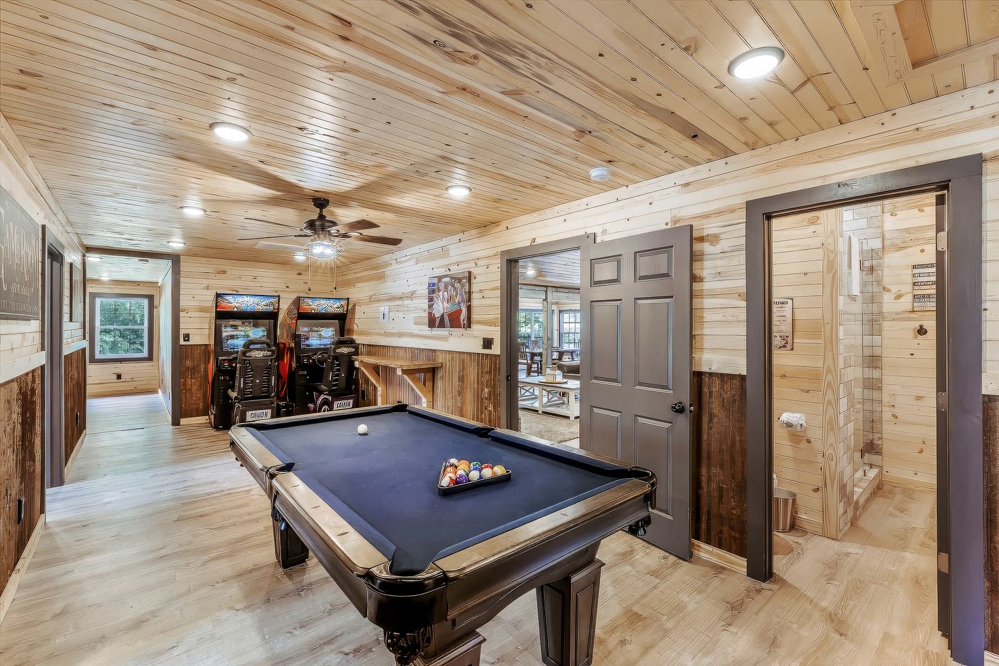 Rustic Farmhouse-Style Cabin with Hot Tub in Sevierville, Tennessee, near the Smoky Mountains