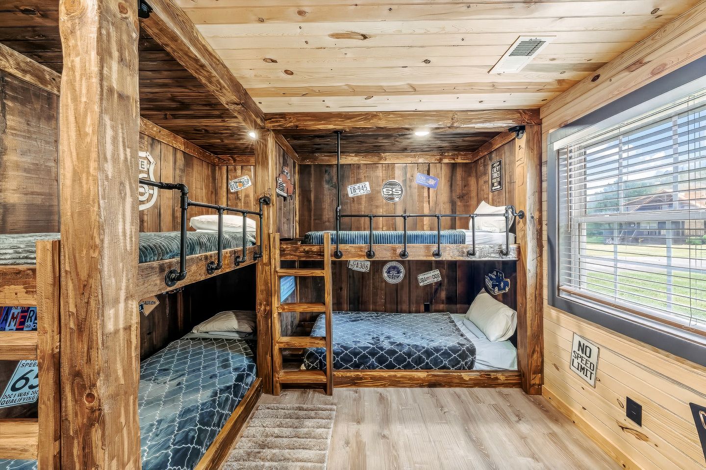 Rustic Farmhouse-Style Cabin with Hot Tub in Sevierville, Tennessee, near the Smoky Mountains