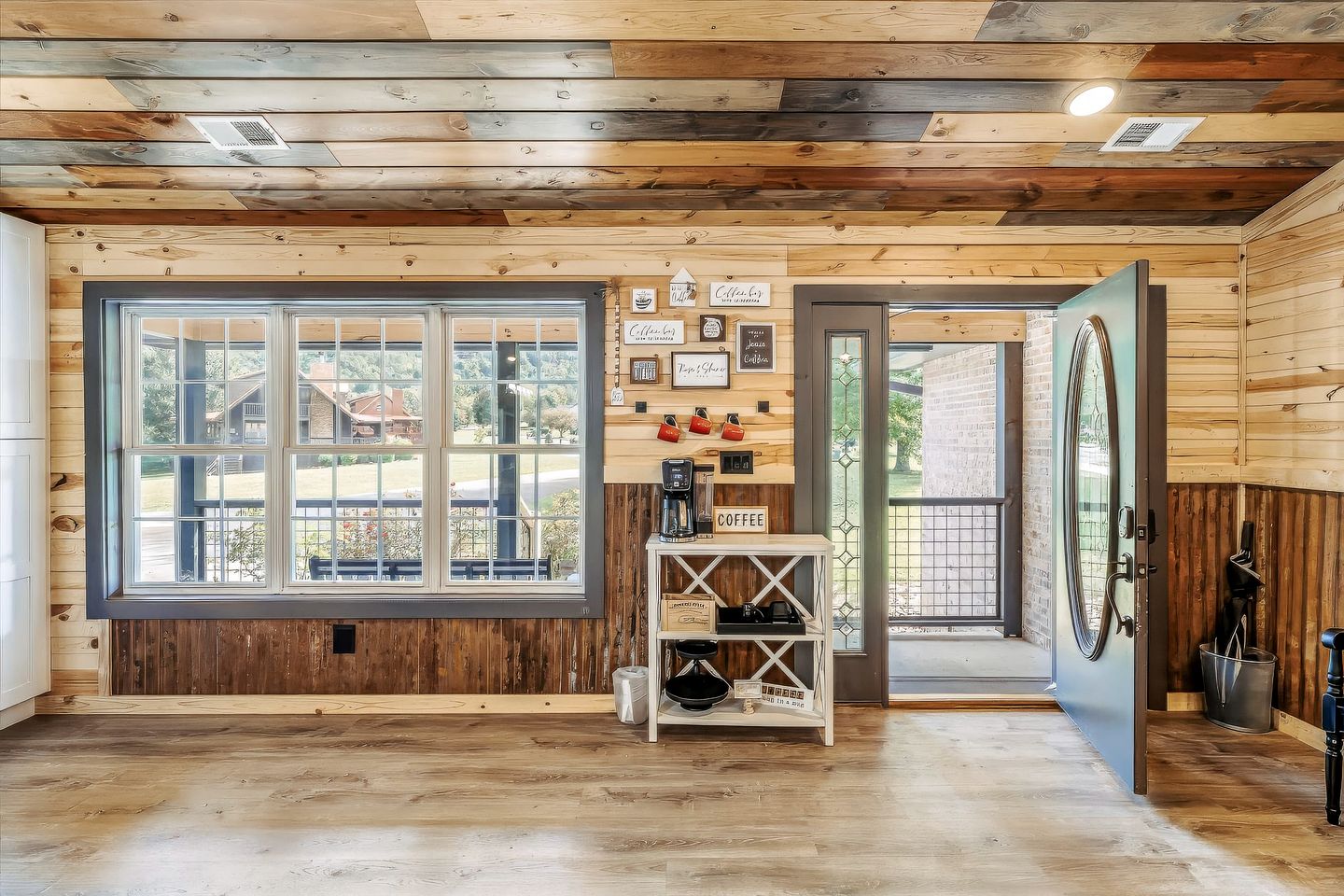 Rustic Farmhouse-Style Cabin with Hot Tub in Sevierville, Tennessee, near the Smoky Mountains