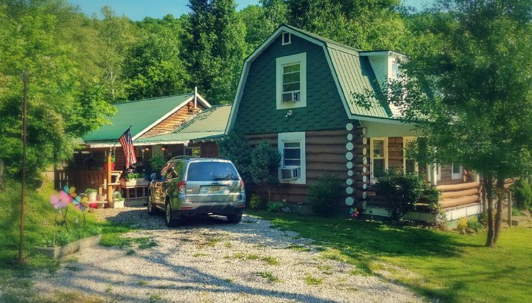Log Cabins (Genoa, West Virginia, United States)