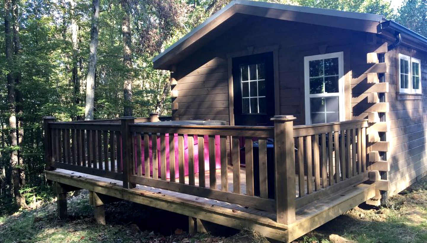 Romantic Log Cabin Accommodation with Private Jacuzzi near Huntington, West Virginia