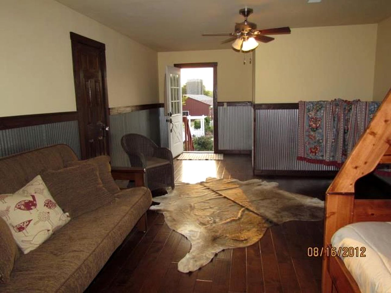 Spacious Four-Bedroom Barn with a Private Pool near Tulsa, Oklahoma