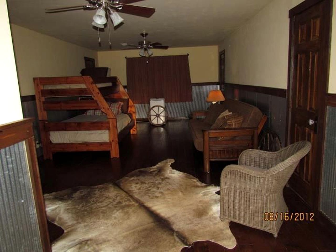 Spacious Four-Bedroom Barn with a Private Pool near Tulsa, Oklahoma