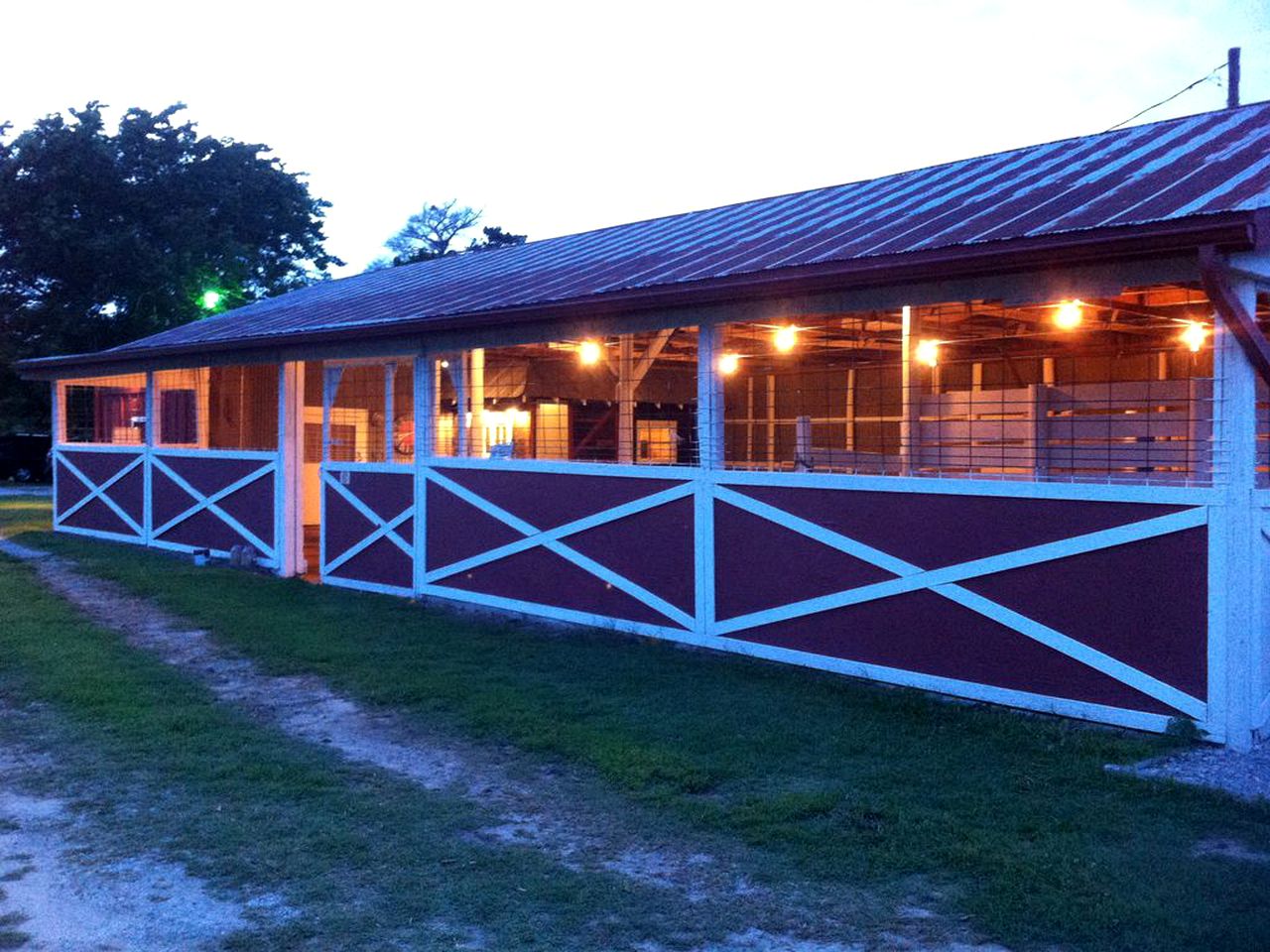 Spacious Four-Bedroom Barn with a Private Pool near Tulsa, Oklahoma