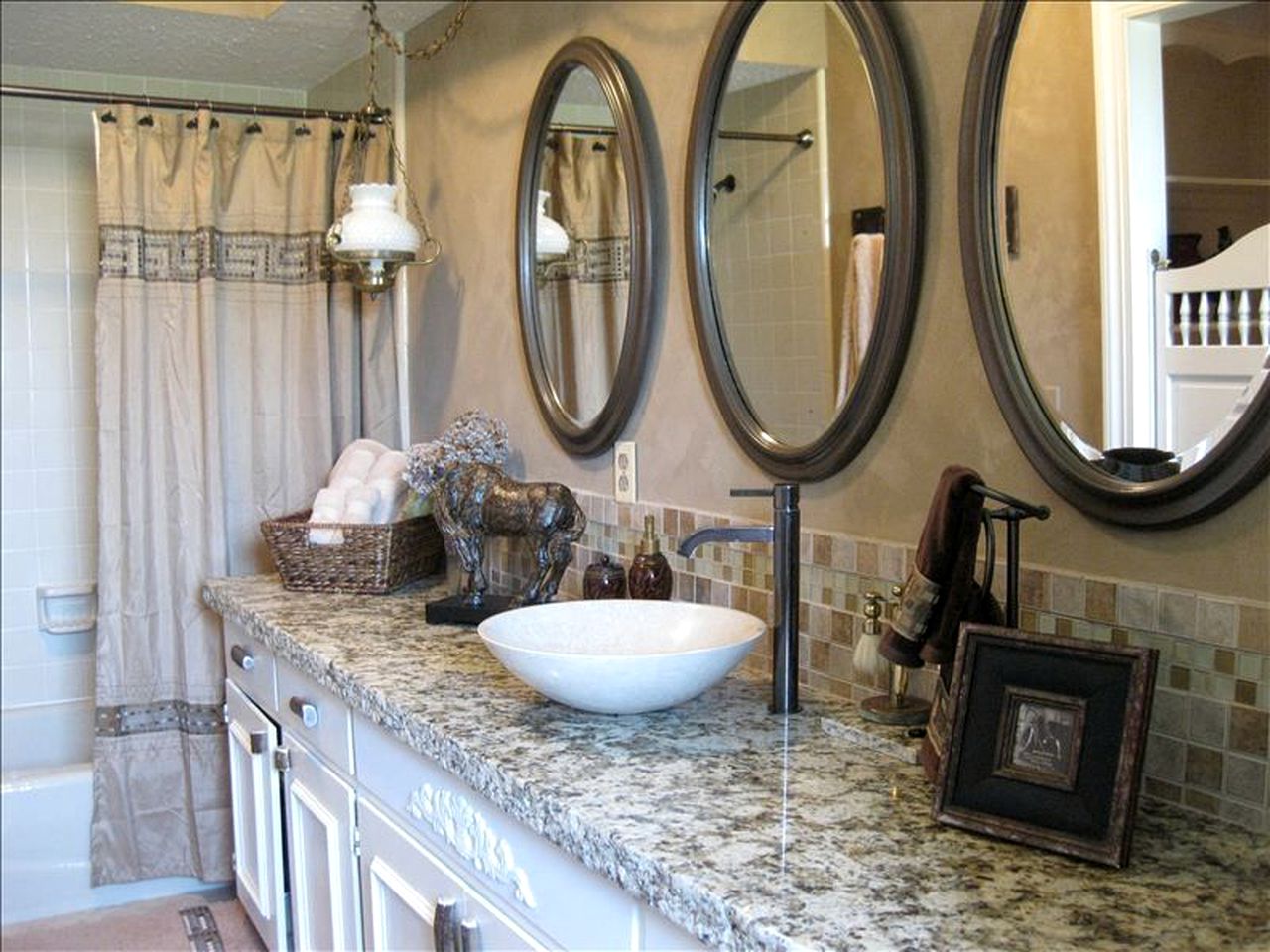 Spacious Four-Bedroom Barn with a Private Pool near Tulsa, Oklahoma