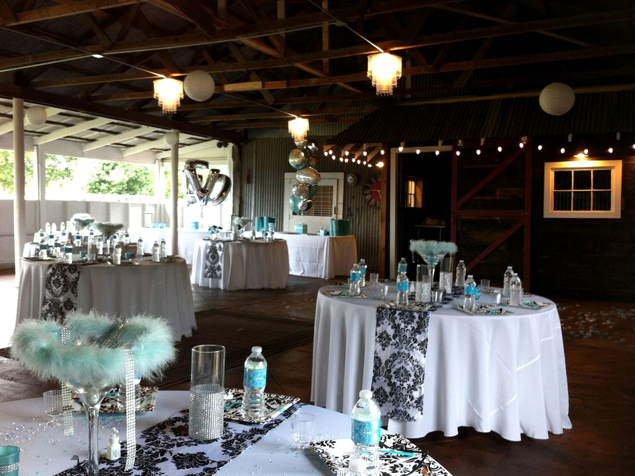 Spacious Four-Bedroom Barn with a Private Pool near Tulsa, Oklahoma