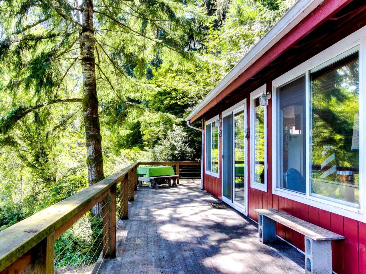 Dog-Friendly Lakefront Vacation Rental in Florence, Oregon