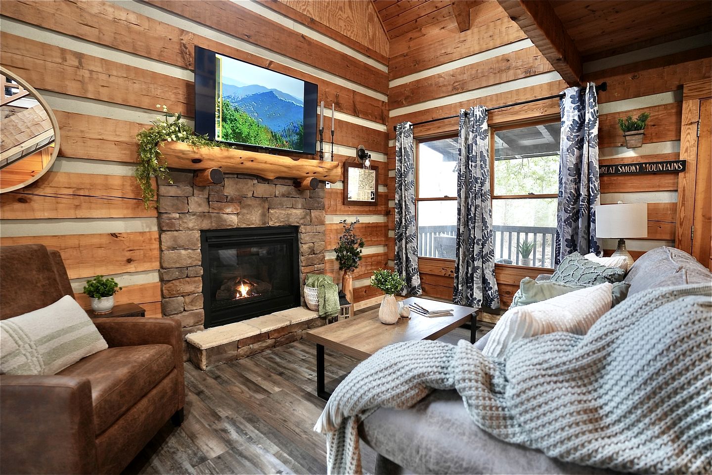 Luminous Cabin with Hot-tub, Fireplace and Games in Sevierville, Tennessee
