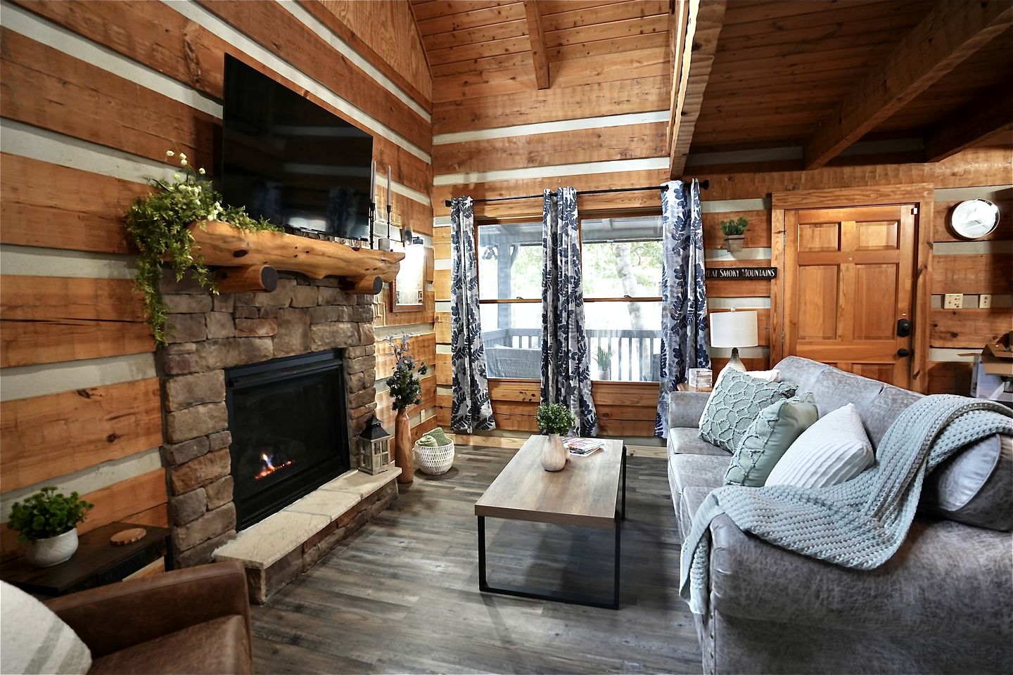 Luminous Cabin with Hot-tub, Fireplace and Games in Sevierville, Tennessee