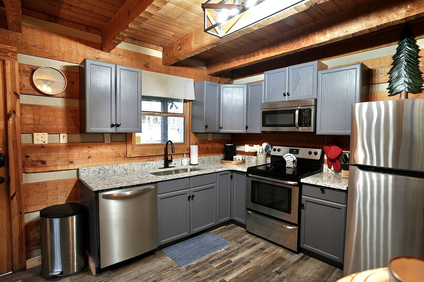 Luminous Cabin with Hot-tub, Fireplace and Games in Sevierville, Tennessee