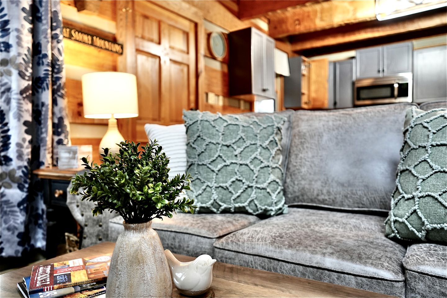 Luminous Cabin with Hot-tub, Fireplace and Games in Sevierville, Tennessee