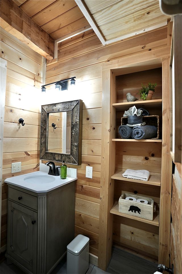 Luminous Cabin with Hot-tub, Fireplace and Games in Sevierville, Tennessee