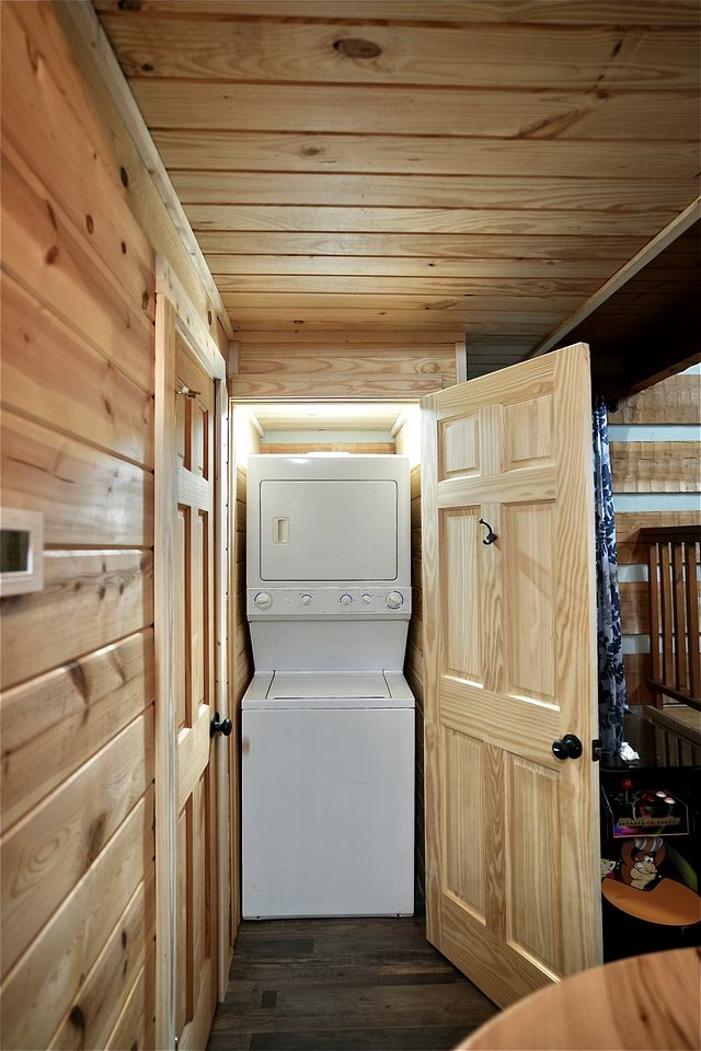 Luminous Cabin with Hot-tub, Fireplace and Games in Sevierville, Tennessee