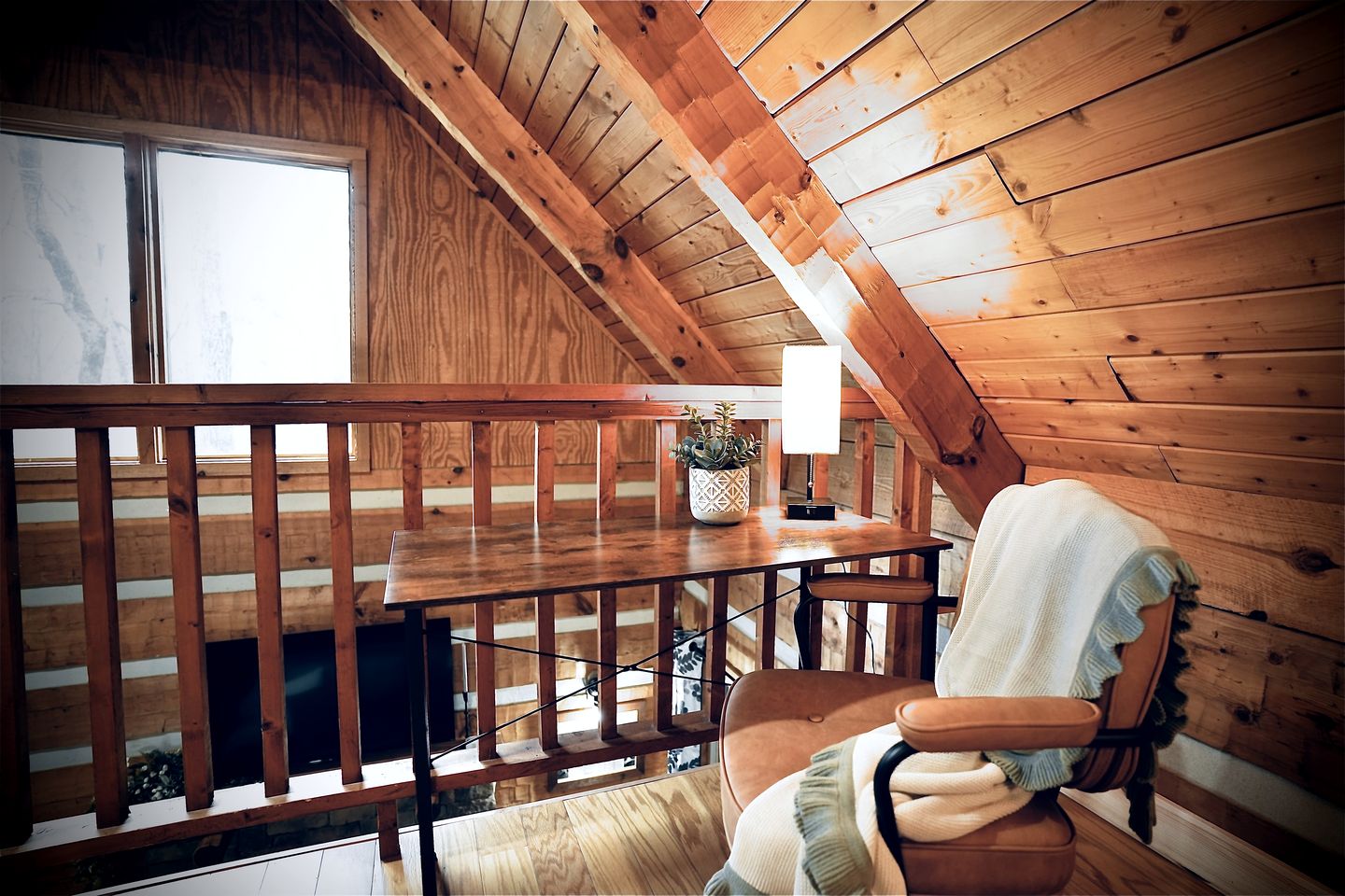 Luminous Cabin with Hot-tub, Fireplace and Games in Sevierville, Tennessee