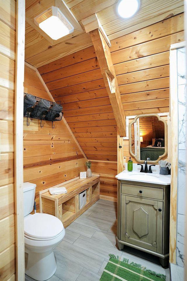 Luminous Cabin with Hot-tub, Fireplace and Games in Sevierville, Tennessee