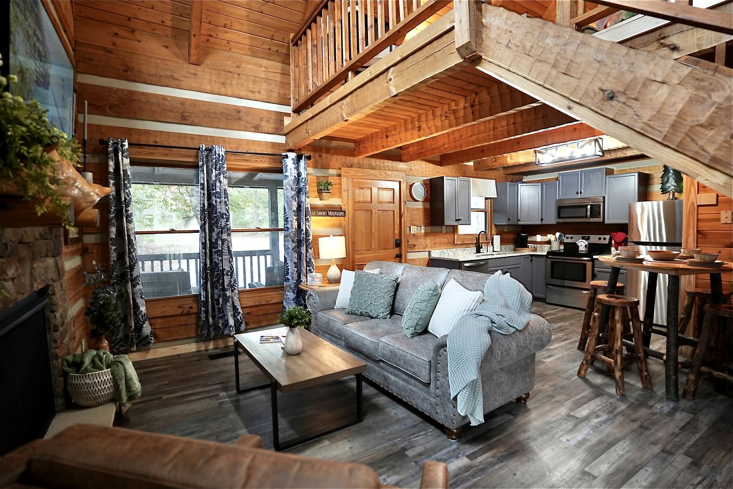 Luminous Cabin with Hot-tub, Fireplace and Games in Sevierville, Tennessee