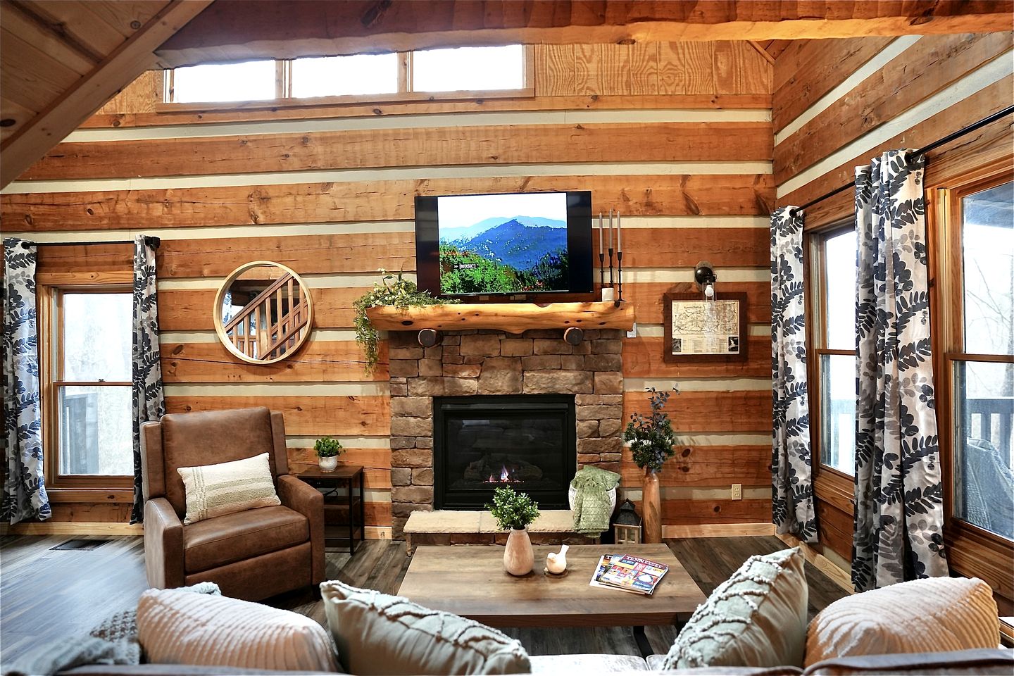 Luminous Cabin with Hot-tub, Fireplace and Games in Sevierville, Tennessee