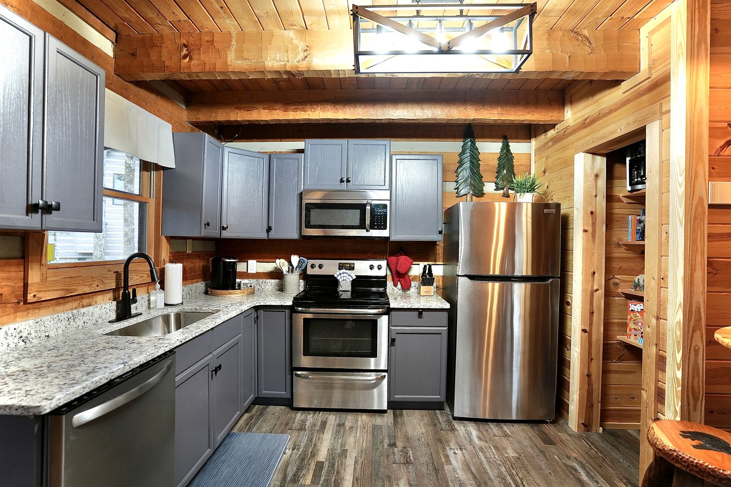 Luminous Cabin with Hot-tub, Fireplace and Games in Sevierville, Tennessee