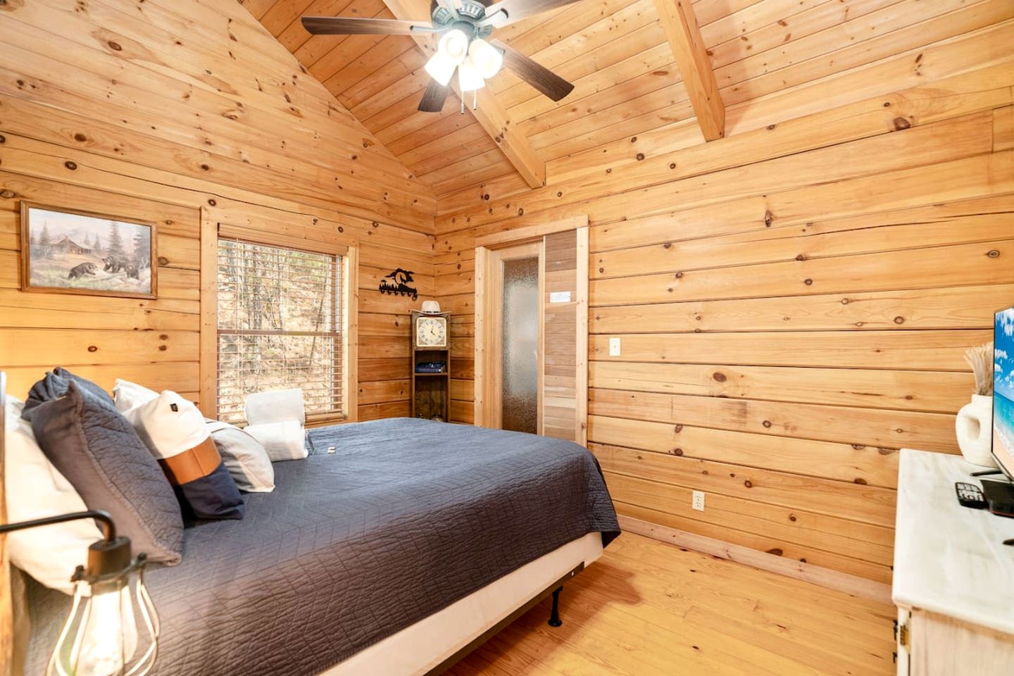 Renovated Cabin Near Great Smoky Mountains National Park, Tennessee