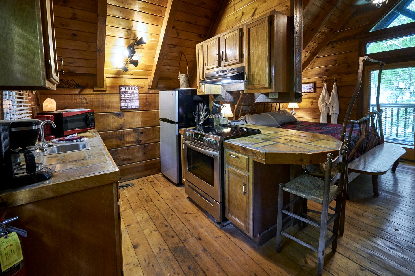 Rustic Secluded Cottage with Hot-tub in Sevierville, Tennessee