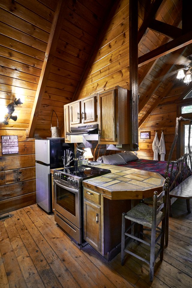 Rustic Secluded Cottage with Hot-tub in Sevierville, Tennessee