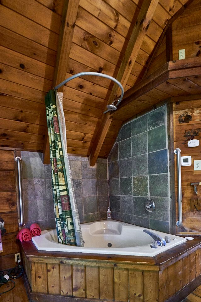 Rustic Secluded Cottage with Hot-tub in Sevierville, Tennessee