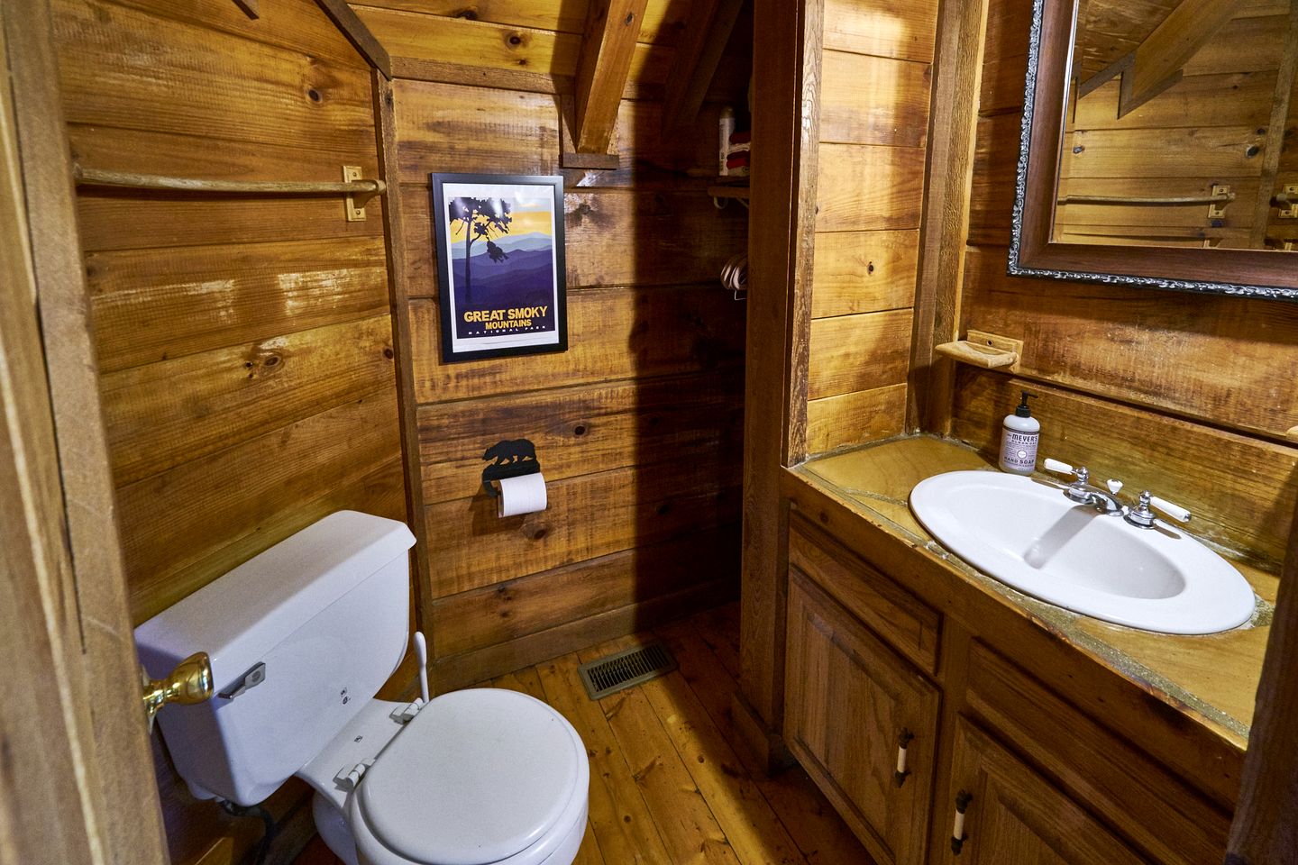 Rustic Secluded Cottage with Hot-tub in Sevierville, Tennessee