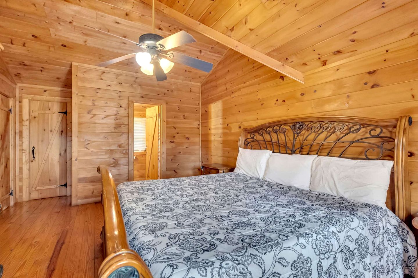 Rustic Smoky Mountain Cabin with Firepit & Game Room near Lake Douglas, Sevierville TN