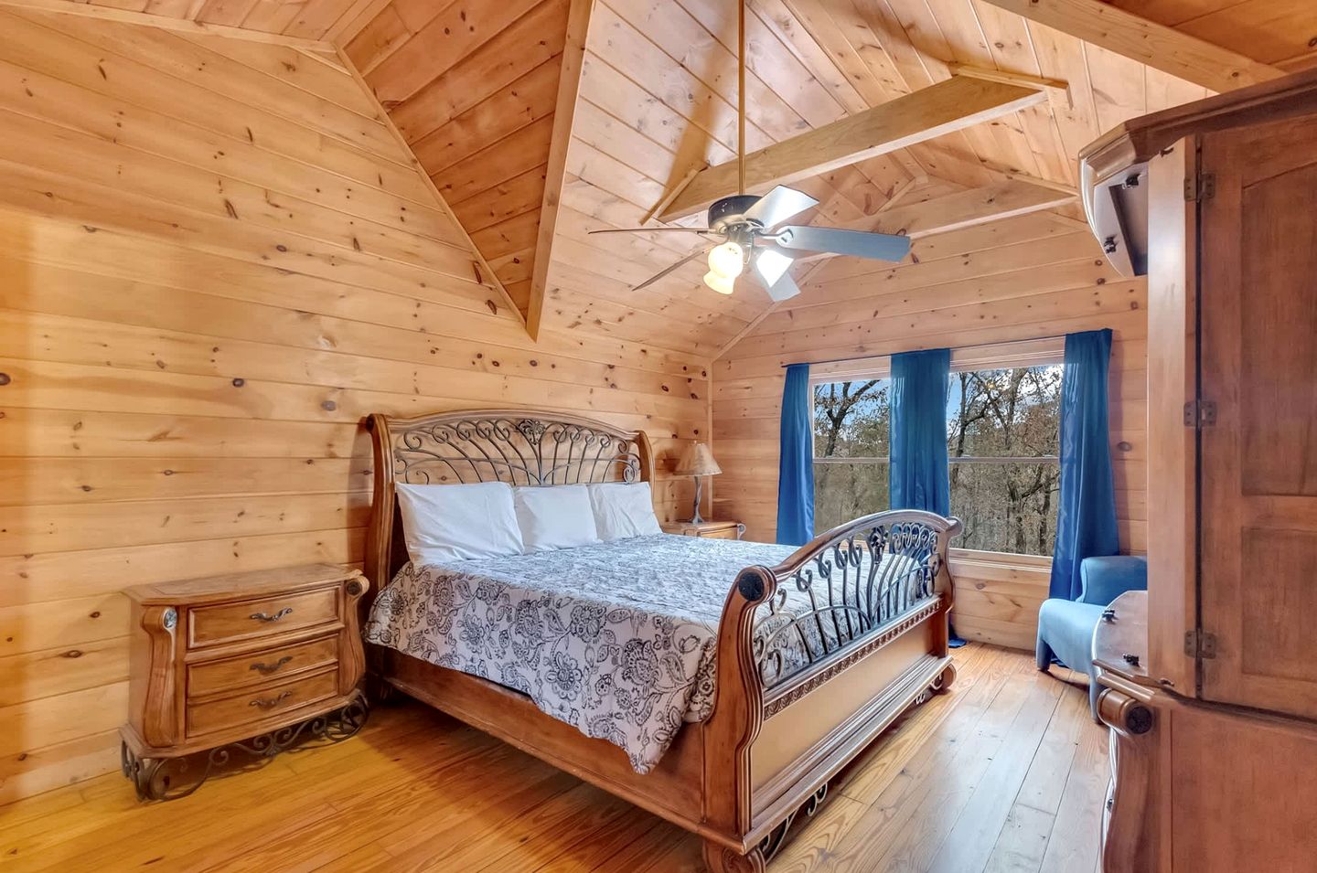 Rustic Smoky Mountain Cabin with Firepit & Game Room near Lake Douglas, Sevierville TN