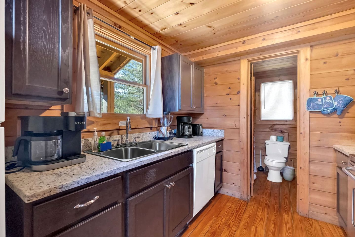 Rustic Smoky Mountain Cabin with Firepit & Game Room near Lake Douglas, Sevierville TN