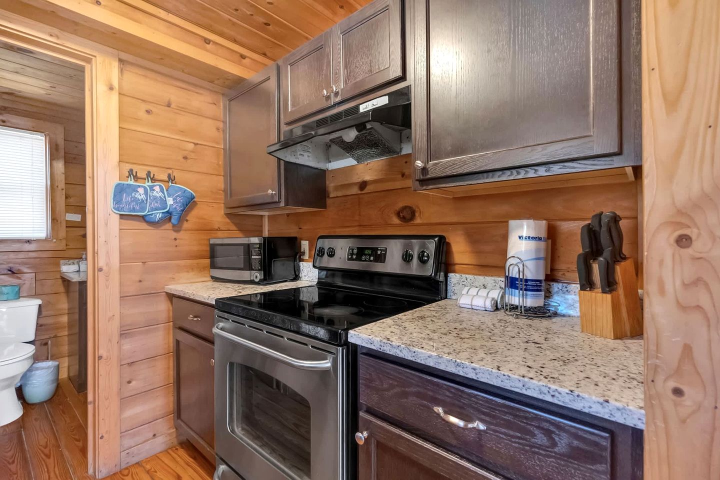 Rustic Smoky Mountain Cabin with Firepit & Game Room near Lake Douglas, Sevierville TN