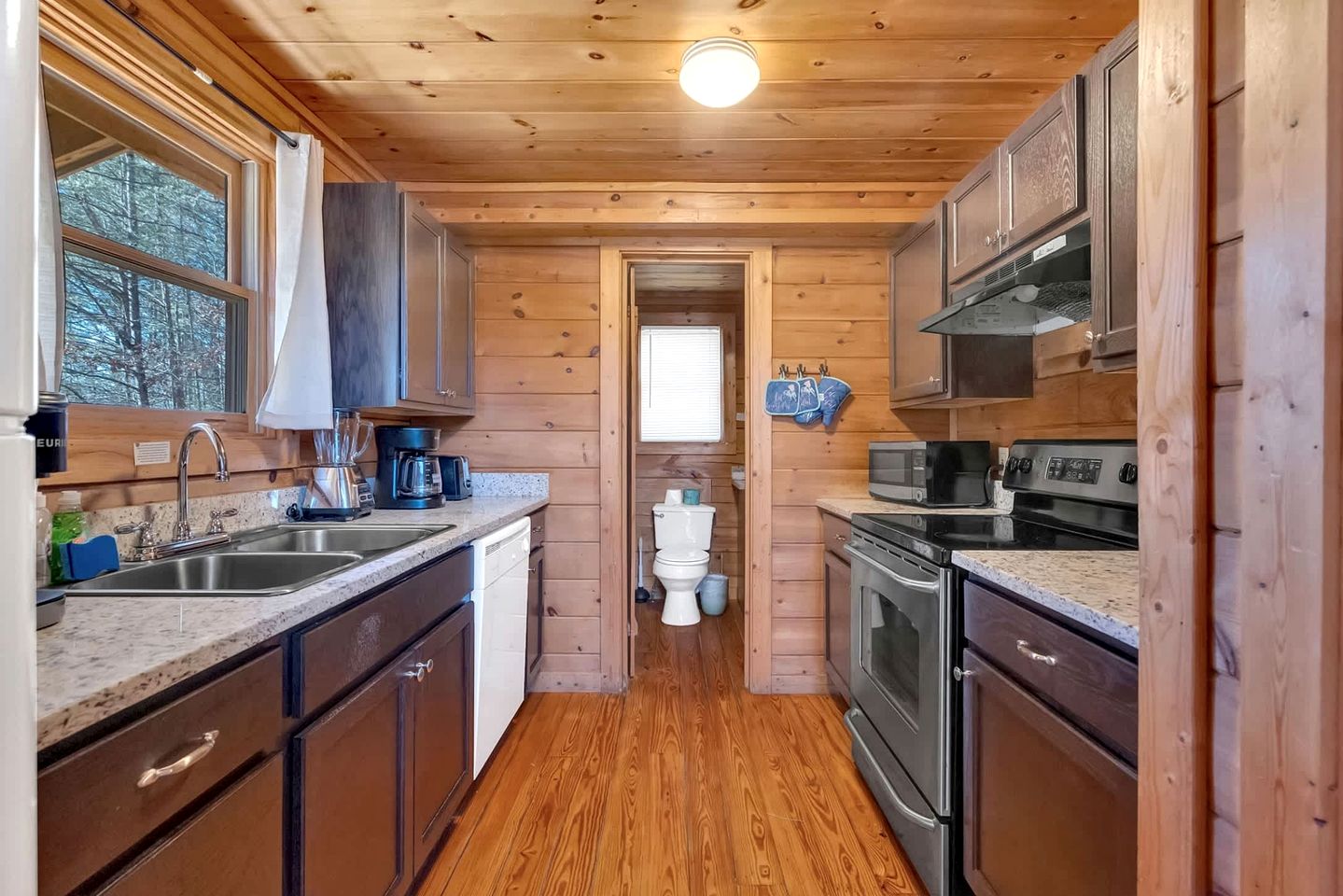 Rustic Smoky Mountain Cabin with Firepit & Game Room near Lake Douglas, Sevierville TN