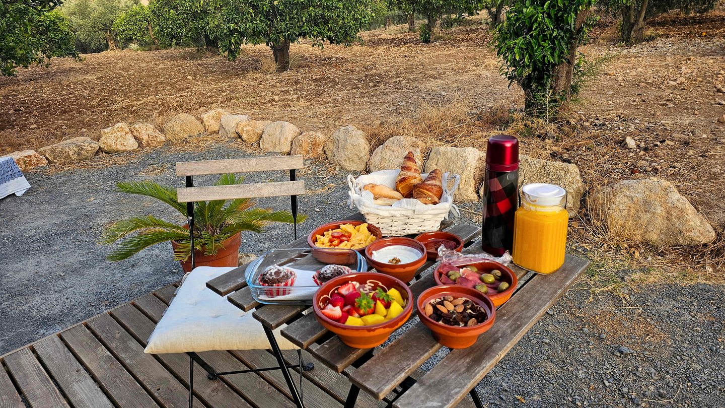 Rustic Tiny House with Spectacular Valley Views and Pool in Bermejo, Andalucía