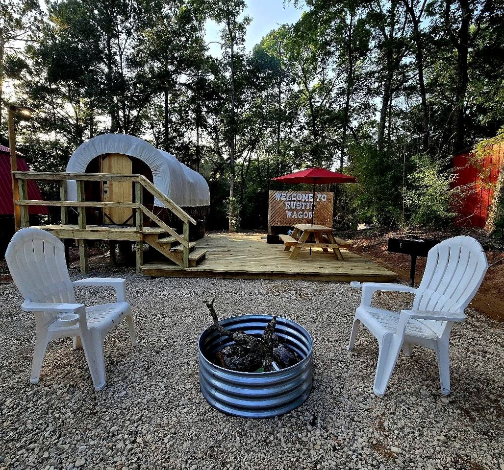 Beautiful Rustic Wagon with Modern Interior and Outdoor Hot Tub for a Unique Romantic Getaway near Lake O' the Pines, Texas